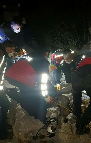 Isınmak isteyen çobanın üzerine 5 ton olduğu düşünülen kaya düştü