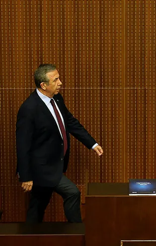 Mansur Yavaş koltuğa oturur oturmaz değişti