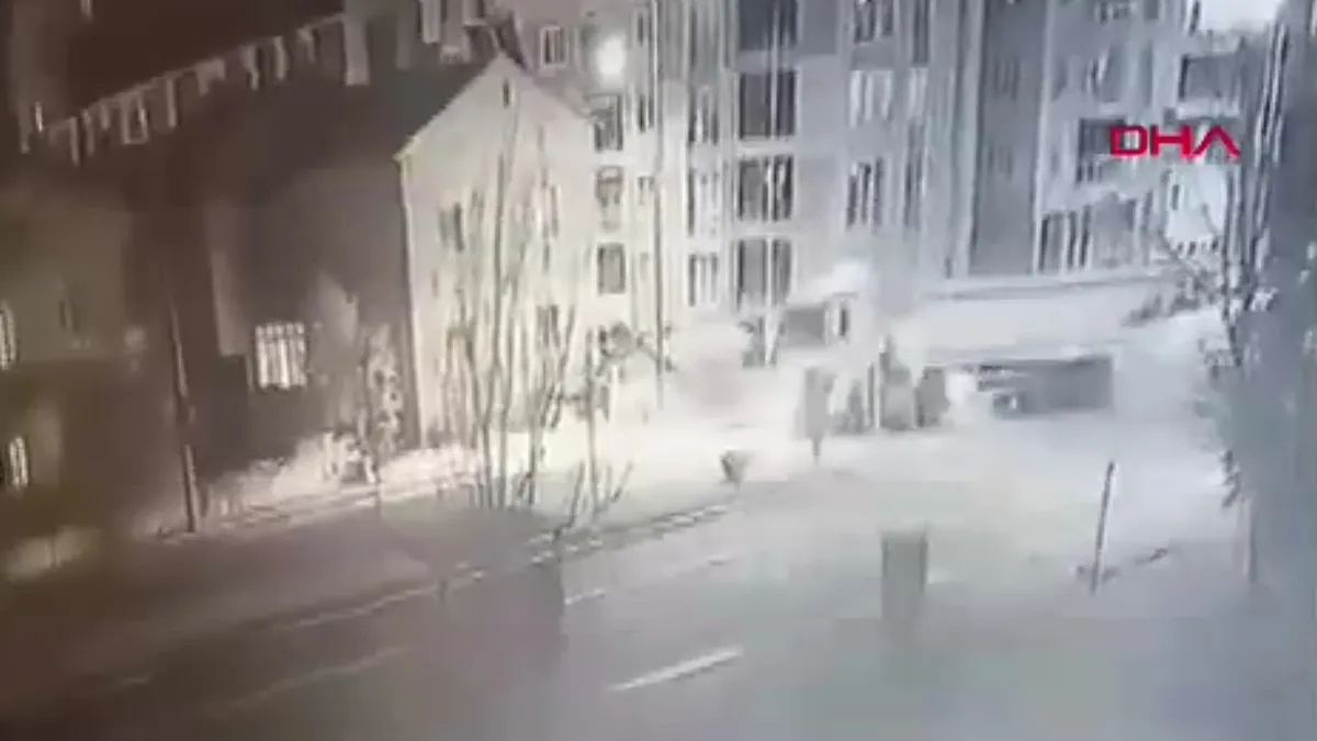 Sivas'ta sac yüklü TIR böyle devrildi!