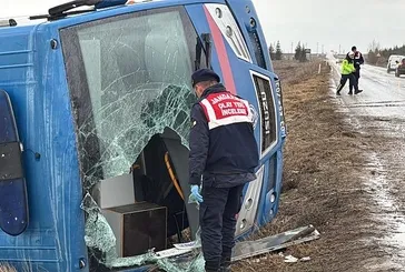 Cezaevi aracı şarampole devrildi!