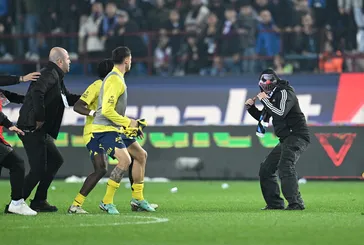 Trabzonspor - Fenerbahçe’nin olaylı derbisinde yeni detay! Sahaya atlayan maskeli taraftar yurt dışından gelmiş!