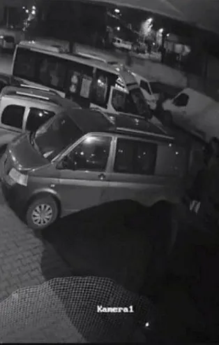 Son dakika: İstanbul Sultangazi'de uyuyakalan minibüs sürücüsü park halindeki araçlara çarptı
