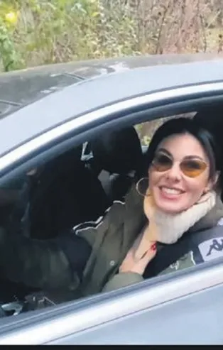 Etiler'de direksiyon başında görüntülenen Defne Samyeli'den mutluluk pozları!