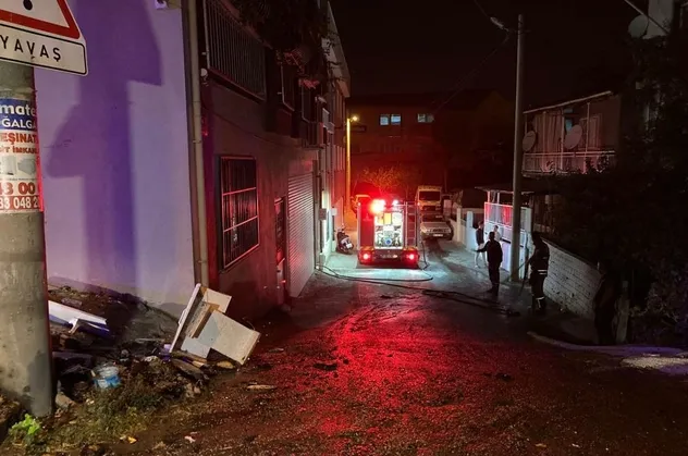 Eline ne geçtiyse yaktı: Ateşe verdiği evini sigara içerek izledi