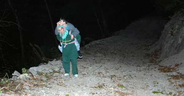 giresunda-fedakar-anne-engelli-oglu-servise-binsin-diye-1-km-sirtinda-tasiyor-1604385448590.jpg Giresun'da anne engelli oğlu servise binsin diye 1 km sırtında taşıyor - 3