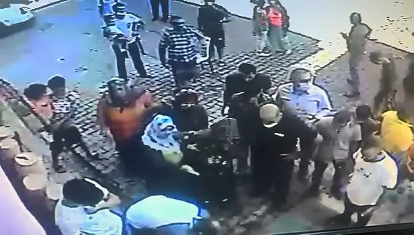 esenyurtta-korkunc-olay-4uncu-kattan-yere-cakildi-1597321153253.jpg Esenyurt'ta korkunç olay! 4'üncü kattan yere çakıldı-2