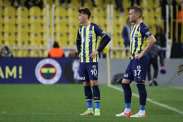 1637155644131.jpg Galatasaray - Fenerbahçe derbisi öncesi Mesut Özil'den taraftara çağrı-3