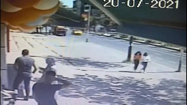 istanbul-esenyurtta-dehset-anlari-taksinin-carptigi-cocuk-metrelerce-suruklendi-1626857927942.jpg İstanbul Esenyurt'ta dehşet anları! Taksinin çarptığı çocuk metrelerce sürüklendi-2
