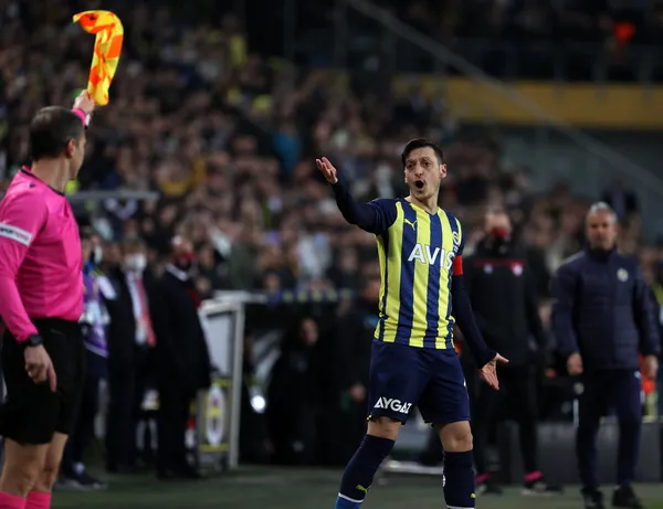 fenerbahcede-kadro-disi-birakilan-mesut-ozile-bir-sok-daha-geldi-1655213998569.jpg