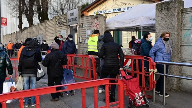 İtalya'da halk gıda yardımı alabilmek amacıyla uzun kuyruklarda bekliyor-3