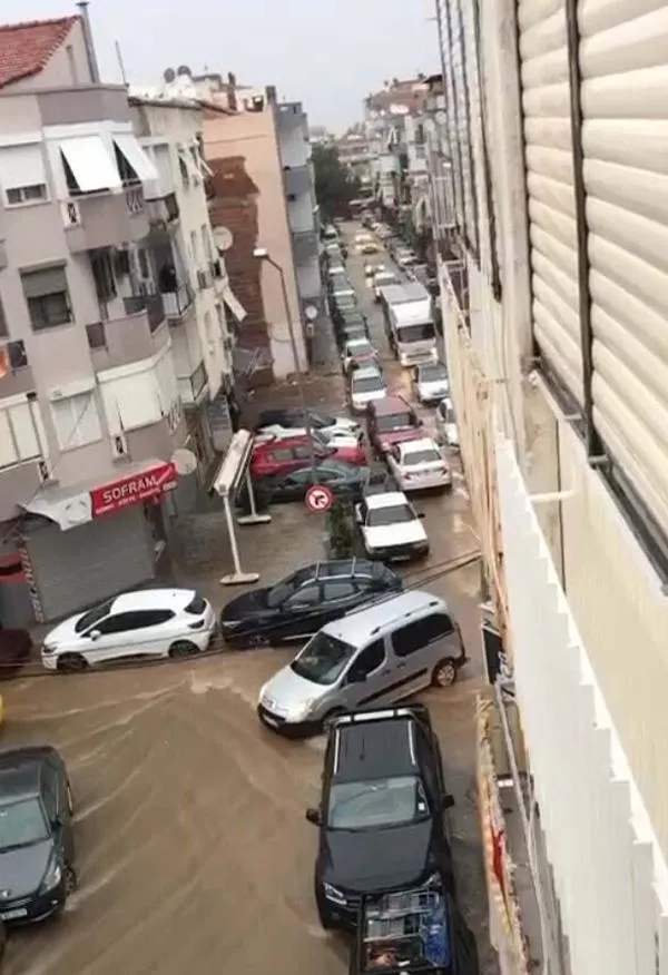 İzmir'de sağanak: Cadde ve sokaklar göle döndü!-7