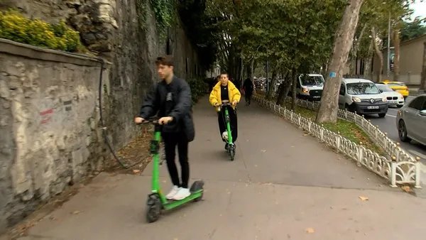 istanbulda-scooter-ihlalleri-bitmek-bilmiyor-kimi-kopegiyle-kimi-arkadasiyla-bindi-iste-kural-tanimayan-scootercilar-1636356539961.jpg İstanbul'da scooter ihlalleri bitmek bilmiyor! Kimi köpeğiyle kimi arkadaşıyla bindi! İşte kural tanımayan scootercılar-4