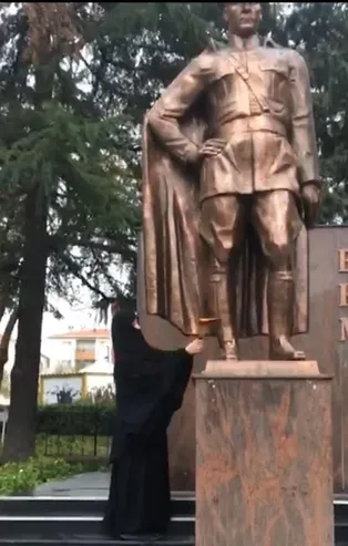 Tekirdağ'da Atatürk Anıtı'na baltalı saldırı