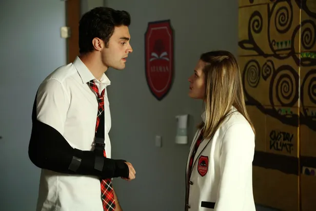 vefat-haberi-kardeslerimi-yikip-gecen-halit-ozgur-sari-yeni-adresi-yalniz-kurtta-sovunu-yapacak-1640369150751.jpg Yalnız Kurt'ta şovunu yapacak! Vefat haberi Kardeşlerim'i yıkıp geçen Halit Özgür Sarı yeni dizisiyle dönüyor-4