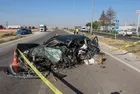 Tayin sevinci faciayla bitti: Aksaray-Konya karayolunda aydınlatma direğine çarpan otomobilde 2 kişi öldü, 2 kişi yaralandı