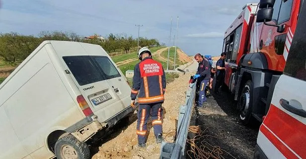 Malatya’da feci kaza! Minibüs şarampole devrildi