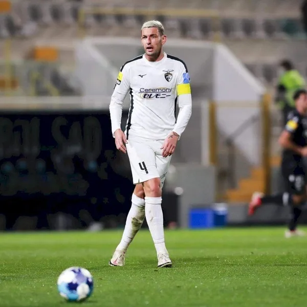 savunmadaki-sakatliklar-sonrasi-fenerbahce-harekete-gecti-iste-teklif-yapilacak-o-oyuncular-1698874958940.jpeg Savunmadaki sakatlıklar sonrası Fenerbahçe harekete geçti! İşte teklif yapılacak o oyuncular...-3