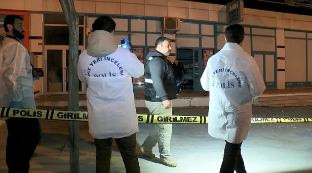 Arnavutköy'de bir markete el yapımı patlayıcı atıldı!-1