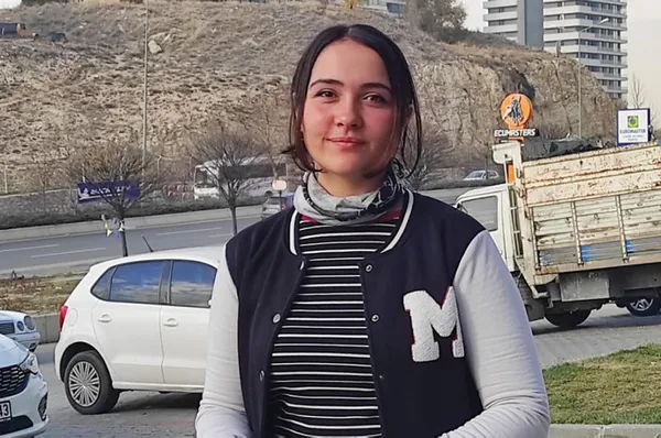 ankarada-motosikletli-kadin-kurye-esra-nur-olgun-trafikte-beyzbol-sopasiyla-darbedildi-o-anlar-saniye-saniye-kamerada-1637743347935.jpg Ankara'da motosikletli kadın kurye Esra Nur Olgun trafikte beyzbol sopasıyla darbedildi! O anlar saniye saniye kamerada-5
