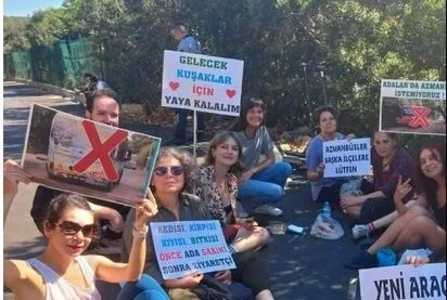 Adalarda eylemler sürüyor