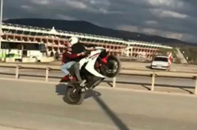Tuzla'da kız arkadaşını kucağına alıp tek teker giden maganda kamerada