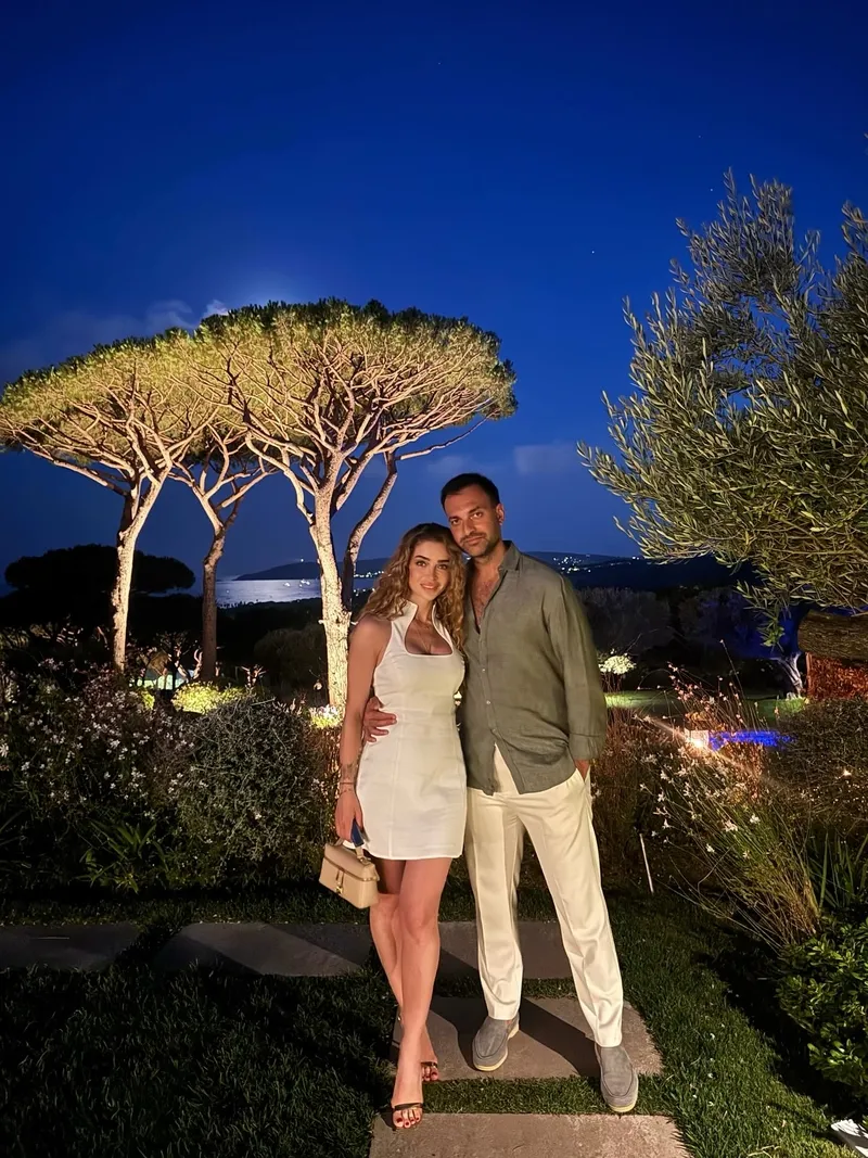 oyku-celik-ve-ali-cakicidan-evlilik-mujdesi-bakin-nasil-duyurdu-1760517267099.jpg Kaynak: Sosyal medya