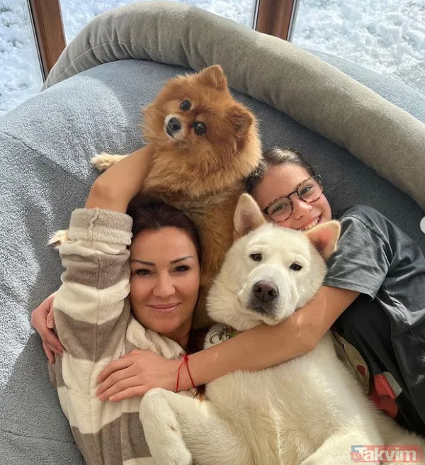 Pınar Altuğ'un kızı Su Atacan 'anasının kızı' dedirtti şaşkına çeviren bacak hareketlerine babaanneden yorum gecikmedi: "Spagetti bacaklarını..." - 13