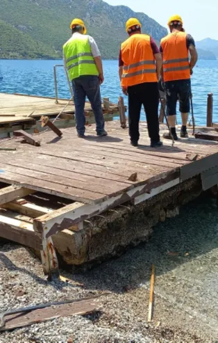 Muğla Marmaris'te kaçak iskeleler yıkılıyor