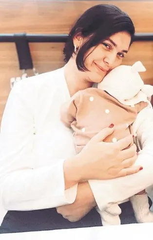 Geçtiğimiz ay kızını kucağına alan Bergüzar Korel hayranlarından sürpriz hediyeler yağdı