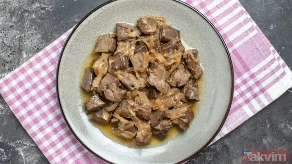 Kavurma Eti Nasıl Pişer? Eti Kuşbaşı Doğrayıp Kenara Alın. Geniş Bir Tencereyi Orta Ateşte Isıtın, İçine Ayçiçeği Yağını Ekleyin. Eti Tencereye Alıp Rengi...