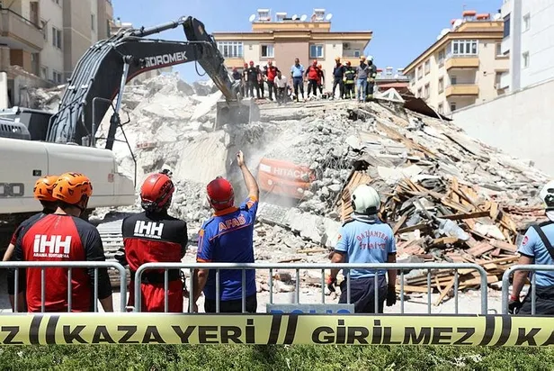 gaziantepte-hasarli-bina-coktu-kepce-operatoru-enkaz-altinda-kaldi-cansiz-bedenine-ulasildi-1692532820908.jpeg Gaziantep'te hasarlı bina çöktü! Kepçe operatörü enkaz altında kaldı: Cansız bedenine ulaşıldı-2