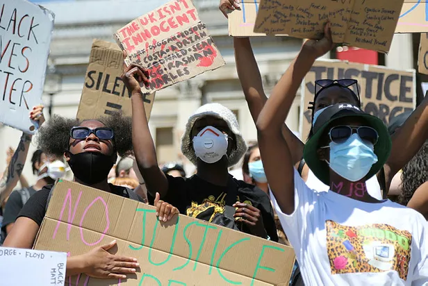 abdde-george-floyd-icin-duzenlenen-gosteriler-ingiltereye-sicradi-1590936479091.jpg