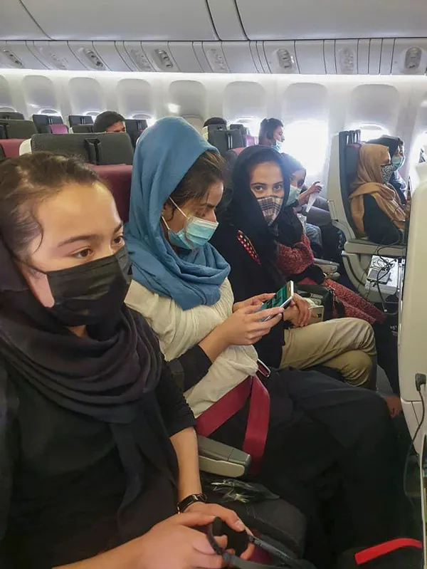film-gibi-operasyon-katar-afganistan-muzik-enstitusunden-100den-fazla-kisiyi-portekize-kacirdi-1633502344391.jpg