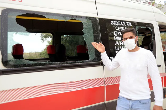 Minibüste kanlı olay! Yolcu kavgası yüzünden dehşet saçtı! Camlar yolcuların üzerine düştü