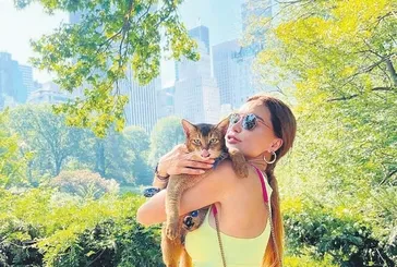 Amerikalı Tomm! Ünlü model Ebru Şallı, New York sokaklarını kedisiyle gezdi