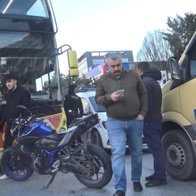 Son dakika haberleri... İETT otobüsü yine kazaya karıştı! 2 katlı İETT otobüsü motosiklete çarptı: 2 yaralı