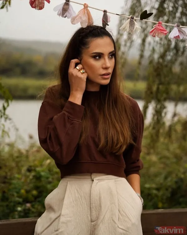 Şükran Ovalı siyah mayosunu giyip deniz yatağına sere serpe uzandı! Eşi Caner Erkin’e birbirinden iddialı pozlar verdi - 5