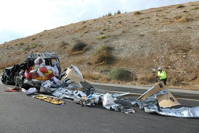 TAG Otoyolu'nda feci kaza! Minibüs kazasında 5 kişi öldü-4