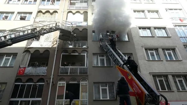 kutahyada-6-katli-apartmanda-can-pazari-bolgeye-ekipler-sevk-edildi-1676208634778.jpeg Kütahya'da 6 katlı apartmanda can pazarı! Bölgeye ekipler sevk edildi-2