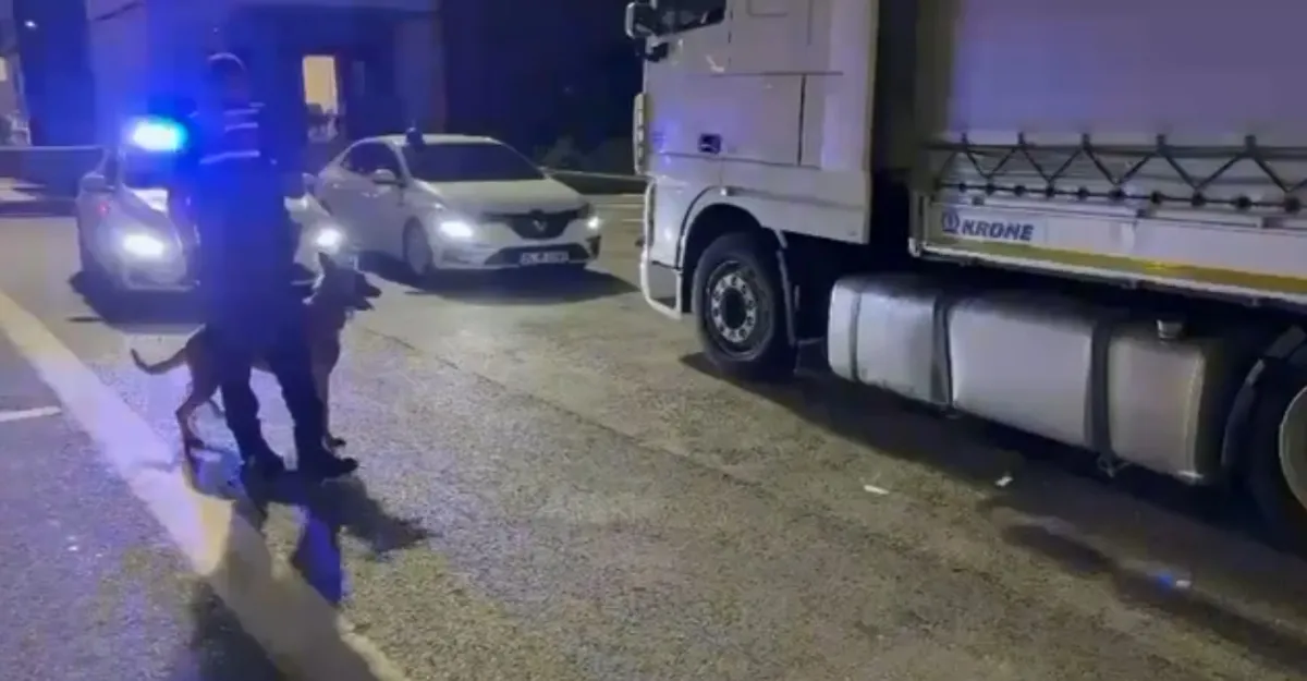 ambarli-limaninda-3-tonluk-uyusturucu-operasyonu-1785482285772.jpg Ambarlı Limanı’nda 3 tonluk uyuşturucu operasyonu! Asya’dan İstanbul’a uzanan zehir hattı çökertildi-3