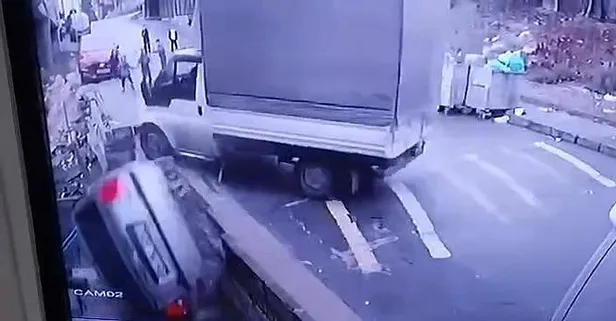 Kamyonetin çarptığı otomobil bina boşluğuna düştü! Çocuklar son anda kurtuldu