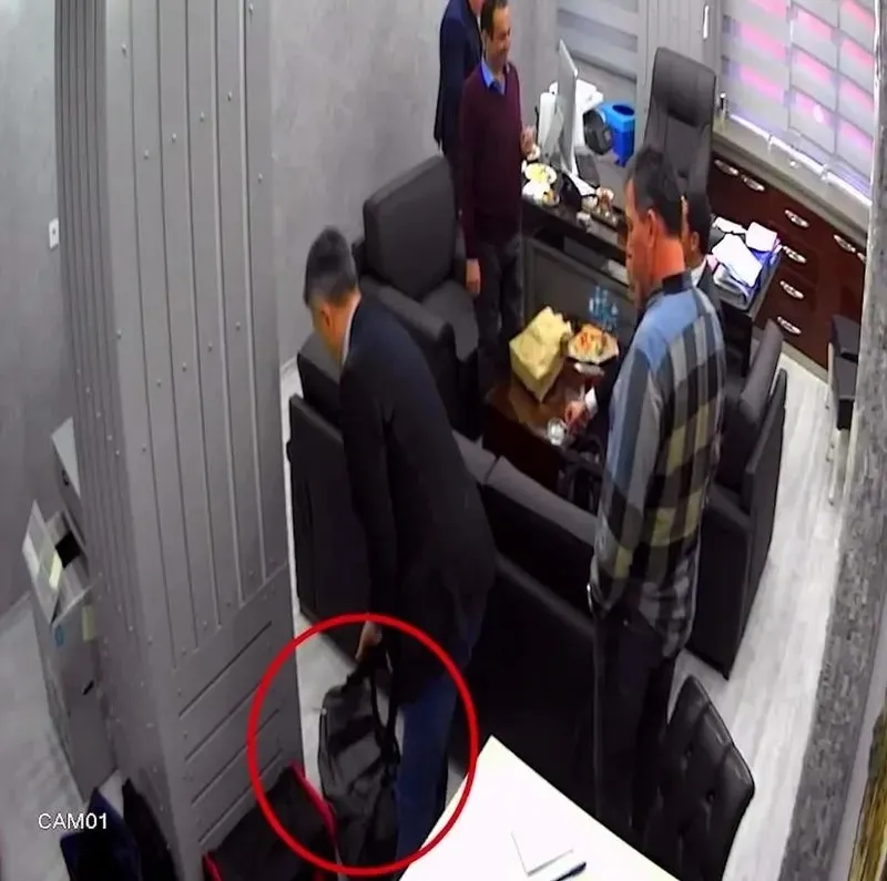 ibb-davasinda-mahkeme-sordu-sivaci-adem-soyketin-onayladi-rusvet-baskanim-rusvet-sistemin-soru-cevabi-takvimde-1777403841878.jpeg İBB davasında mahkeme sordu sıvacı Adem Soytekin onayladı: Rüşvet başkanım rüşvet | SİSTEM'in soru-cevabı TAKVİM'de-13