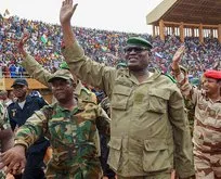 Nijer’de on binlerce darbe destekçisi stadyumu doldurdu
