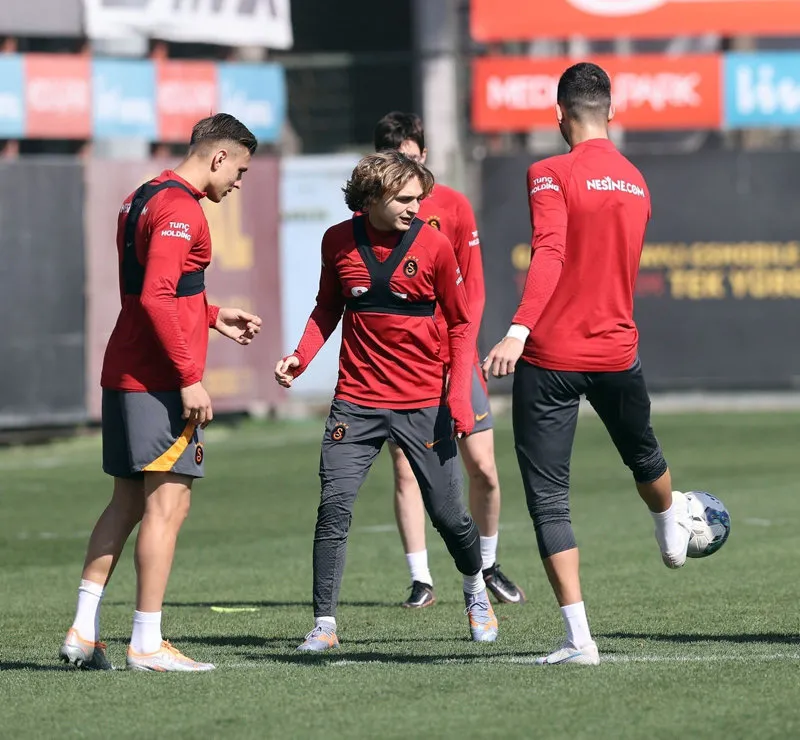 Galatasaray sahneye çıkıyor! İşte Okan Buruk'un Kasımpaşa maçı 11'i - 22