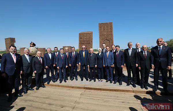 Ahlat'ta ecdada vefa! Başkan Erdoğan ve Bahçeli Selçuklu mezarlığını ziyaret etti | Han çadırında koyu sohbet - 9