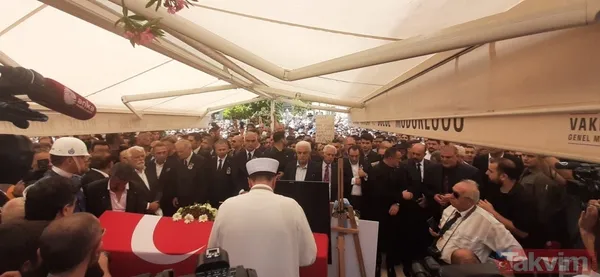 Cüneyt Arkın son yolculuğuna uğurlandı! Oğlu Murat Arkın babasına repliğiyle veda etti: Ağlamayın be, böyle insanlara ağıt değil destan yaraşır! - 31