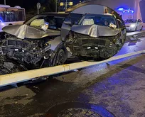 Arnavutköy’de feci kaza! Sürücü direksiyon hakimiyetini kaybetti | Otomobil elektrik direğine çarptı: 1’i çocuk 2 yaralı