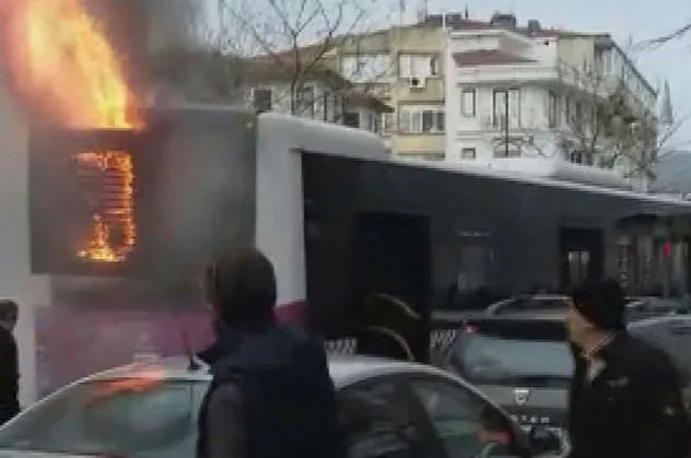 Fatih'te panik anları! Halk otobüsü alev aldı