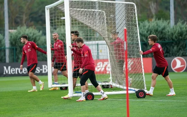 a-milli-takim-norvec-maci-hazirliklarini-surdurdu-stefan-kuntzdan-uyarilar-1633458163161.jpg A Milli Takım, Norveç maçı hazırlıklarını sürdürdü! Stefan Kuntz'dan uyarılar-3