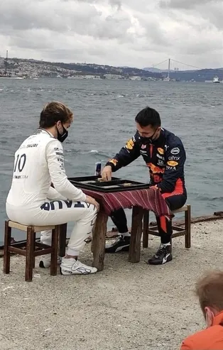 Formula 1 İstanbul GP öncesi ilginç kare! Pierre Gasly ve Alexander Albon tavla oynadı...